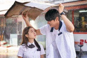 교복을입은 박보영과 김영광. 비온는 날이고 김영광이 박스로 박보영이 비를 안맞게 받쳐주고있다.