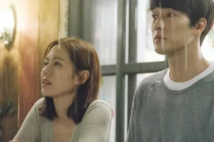 소지섭과 손예진이 나란히 서서 비오는 모습을 보고있다.